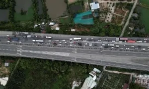 Ôtô cháy rụi trên cao tốc TP HCM - Long Thành Ôtô cháy rụi trên cao tốc TP HCM - Long Thành