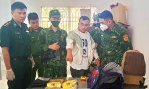 Hai người bị bắt vì vận chuyển 10 kg ma túy từ Campuchia Hai người bị bắt vì vận chuyển 10 kg ma túy từ Campuchia