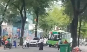 Tài xế, tiếp viên xe buýt đánh nhau với shipper bị thôi việc Tài xế, tiếp viên xe buýt đánh nhau với shipper bị thôi việc