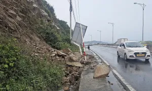Sạt lở đá xuống đường ở Nha Trang sau mưa lớn Sạt lở đá xuống đường ở Nha Trang sau mưa lớn