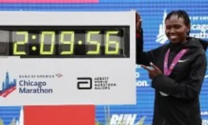 Runner Kenya được công nhận kỷ lục marathon nữ