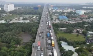 Ôtô bốc cháy, cao tốc TP HCM - Long Thành ùn tắc 5 km